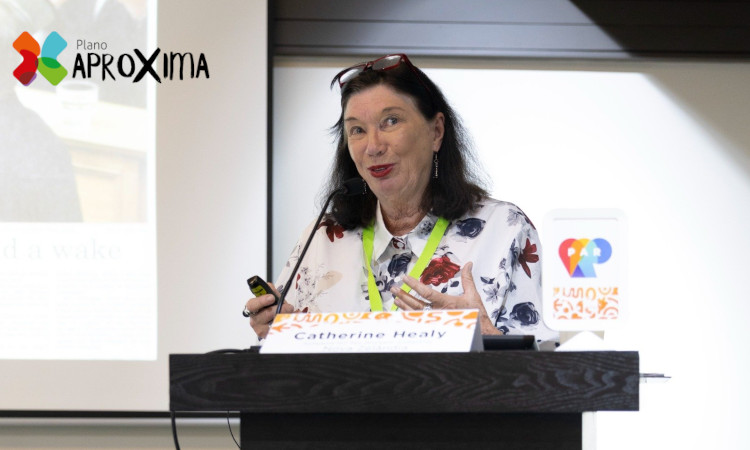 Dame Catherine Healy, co-fundadora do Colectivo de Trabalhadorxs do Sexo da Nova Zel&acirc;ndia, fala durante o semin&aacute;rio PAR 2025 no Porto.