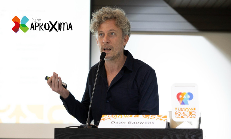 Daan Bawens, , diretor da UTSOPI &ndash; Uni&atilde;o de Trabalhadorxs do Sexo da B&eacute;lgica, fala durante o semin&aacute;rio PAR 2025 no Porto.