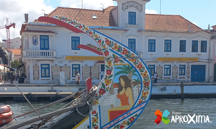 Parte de trás de barco colorido com flores e desenho de mulher na ria de Aveiro.