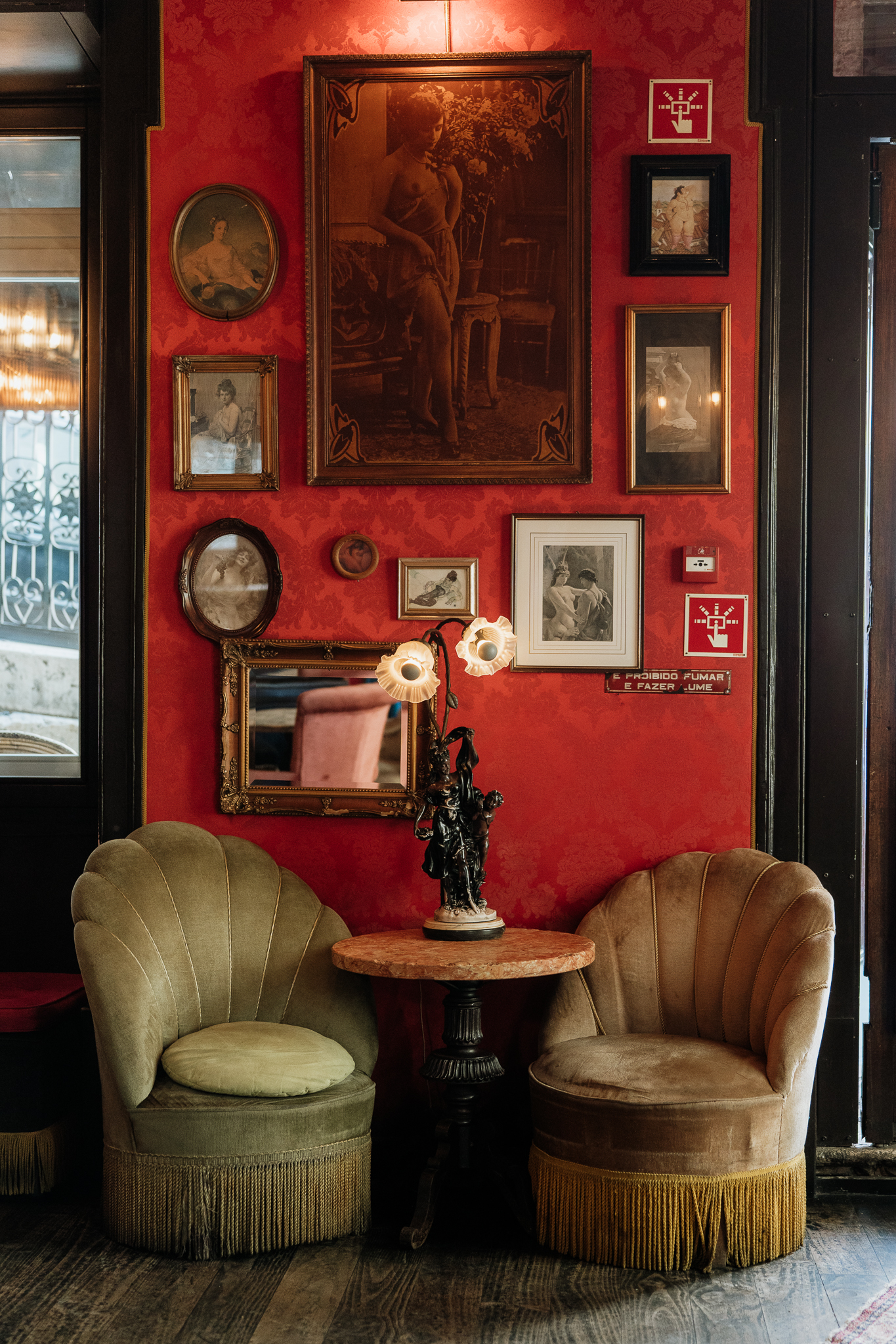 Pormenor da decoração da Pensão Amor com fotografias emolduradas e elementos vintage.