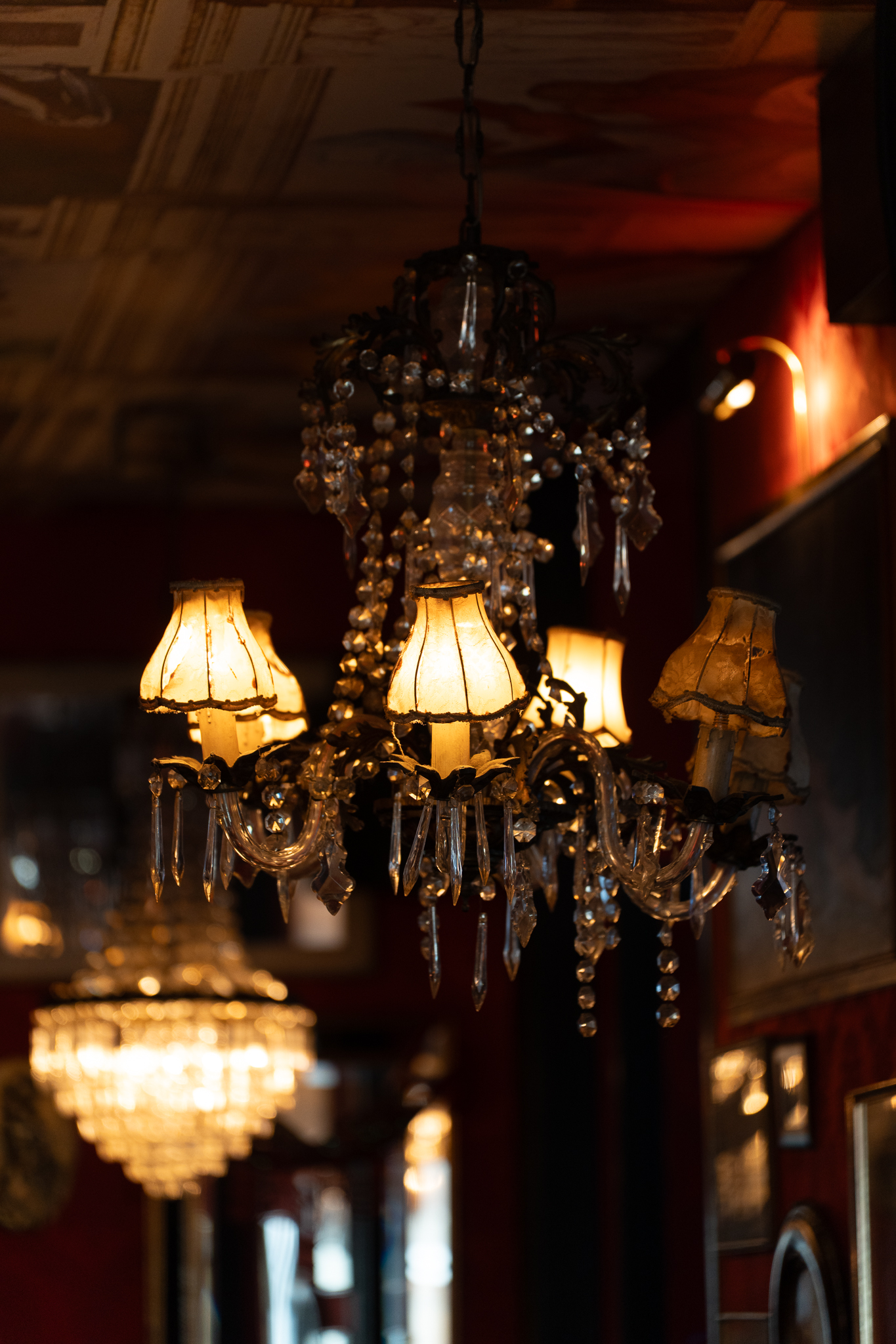 Candeeiro de cristal decorativo em fundo escuro na Pensão Amor, em Lisboa.