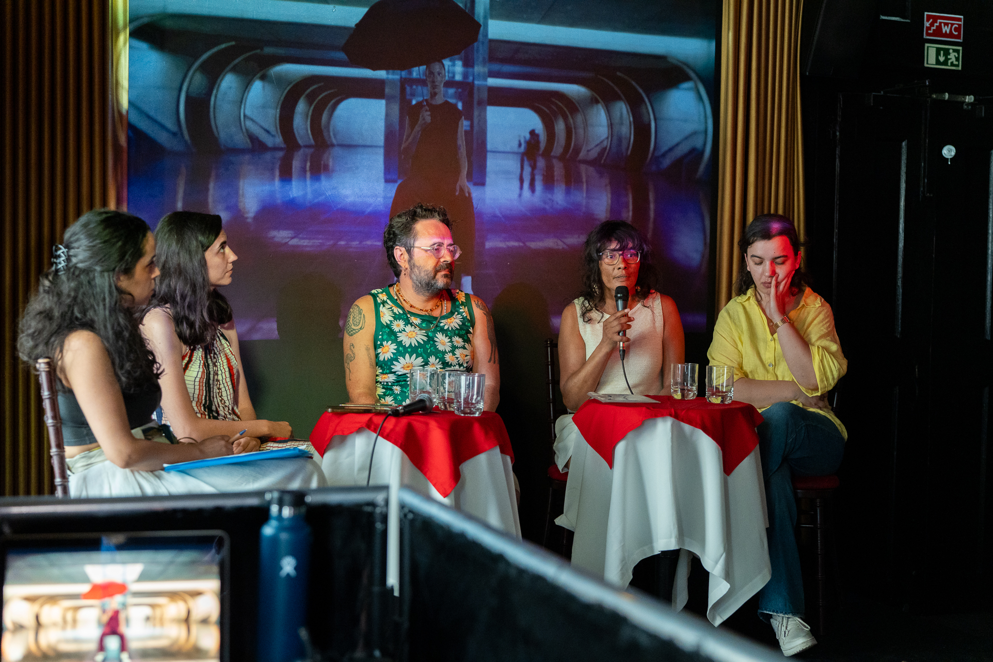 Participantes da Mesa-Redonda INVISÍVEIS durante o debate promovido pelo Plano AproXima na Pensão Amor, em Lisboa.