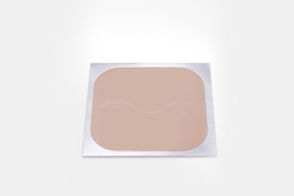 Adesivo transdérmico contraceptivo em formato retangular.