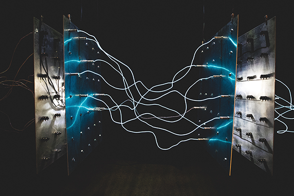 2 interlocutores de energia que est&atilde;o a passar energia um para o outro representando como se pode passar infe&ccedil;&otilde;es sexualmente transmiss&iacute;veis atrav&eacute;s do ato sexual