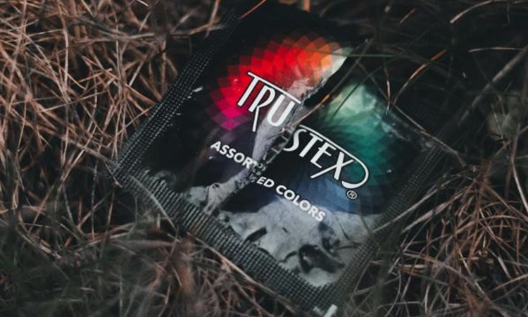 embalagem de preservativo aberta