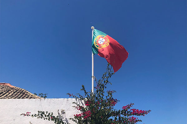 paisagem com uma bandeira de Portugal