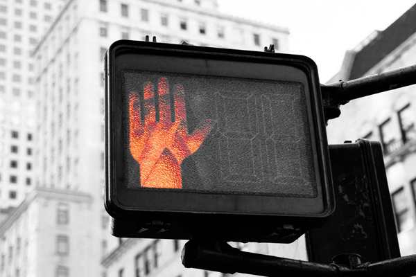 semaforo a dizer para parar com uma m&atilde;o vermelha representando a interrup&ccedil;&atilde;o volunt&aacute;ria da gravidez