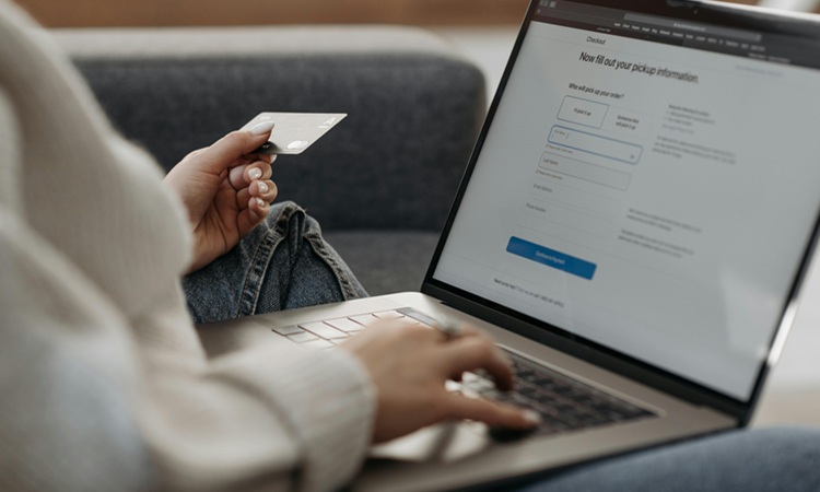 mulher v&ecirc; c&oacute;digo de cart&atilde;o banc&aacute;rio para inserir no computador