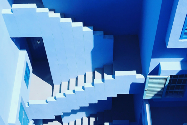 imagem com v&aacute;rias escadas azuis