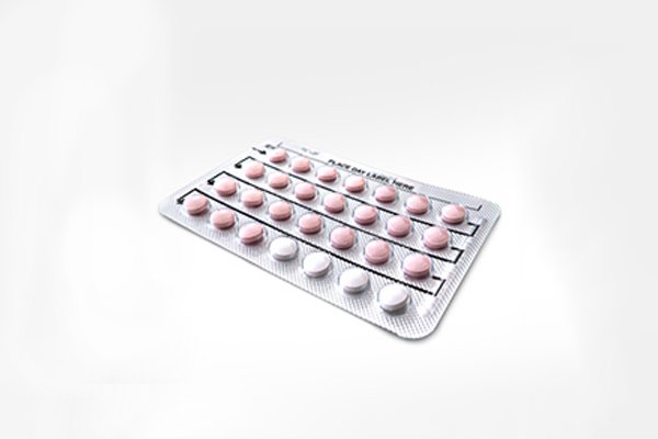 Blister de pílulas anticoncepcionais com comprimidos dispostos em filas.