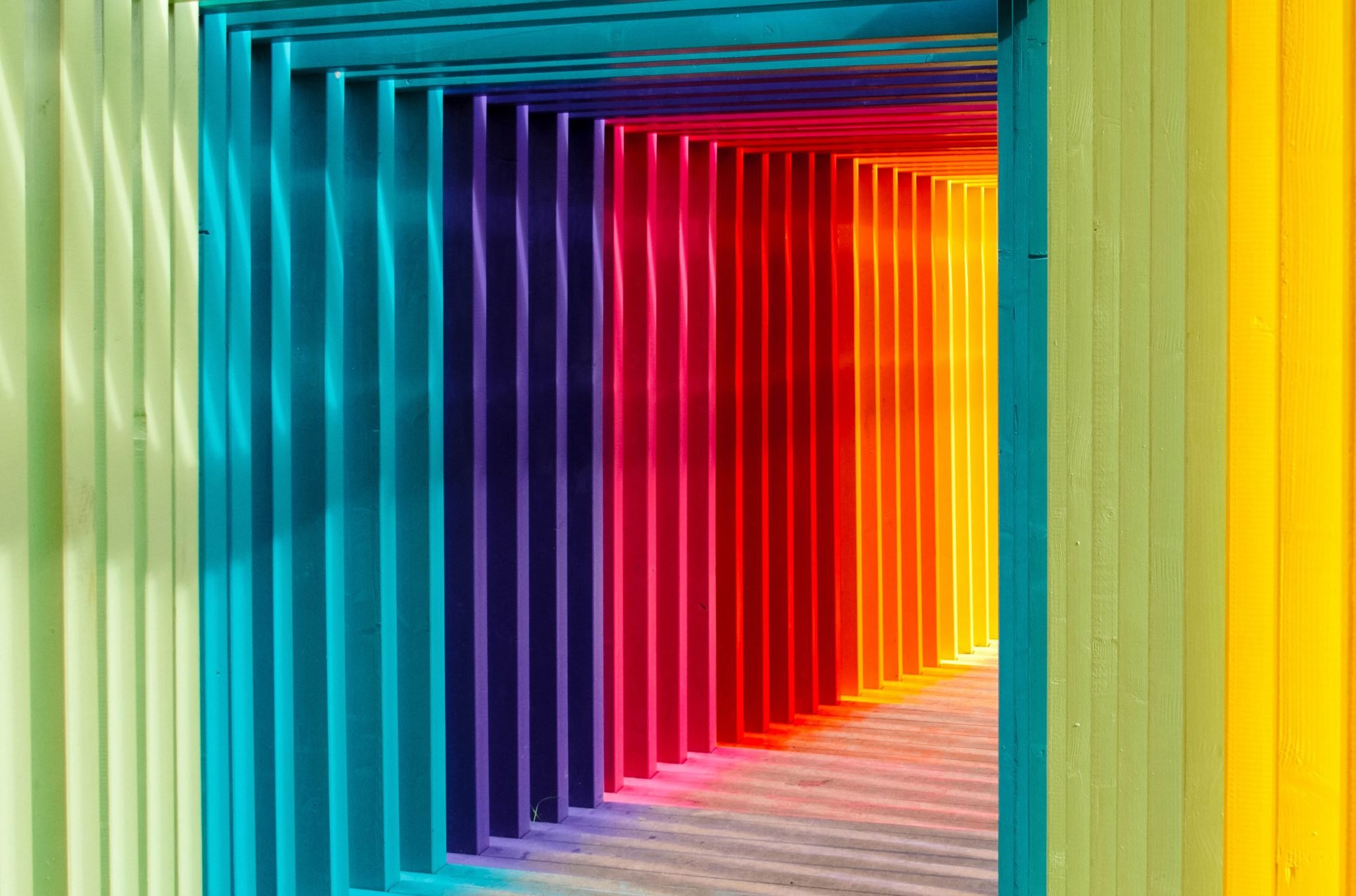 Túnel de barras coloridas