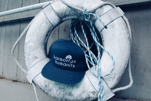 Boia salva vidas com um chap&eacute;u e uma corda no meio da boia