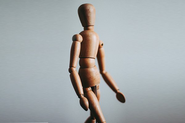 boneco de madeira