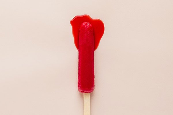 Gelado vermelho a derreter representando o período menstrual