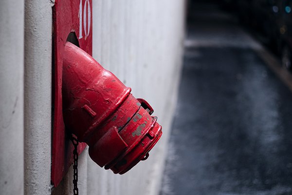 boca de incêndio na parede que representa os estimulos sexuais