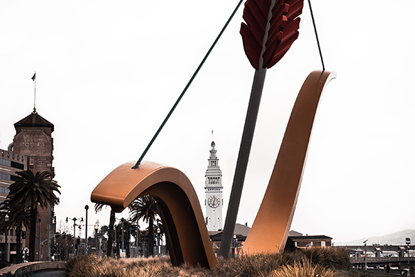 imagem de um arco e flecha gigante no meio da rua