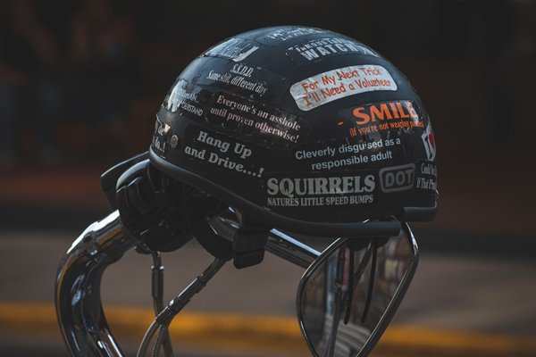 Capacete com autocolantes