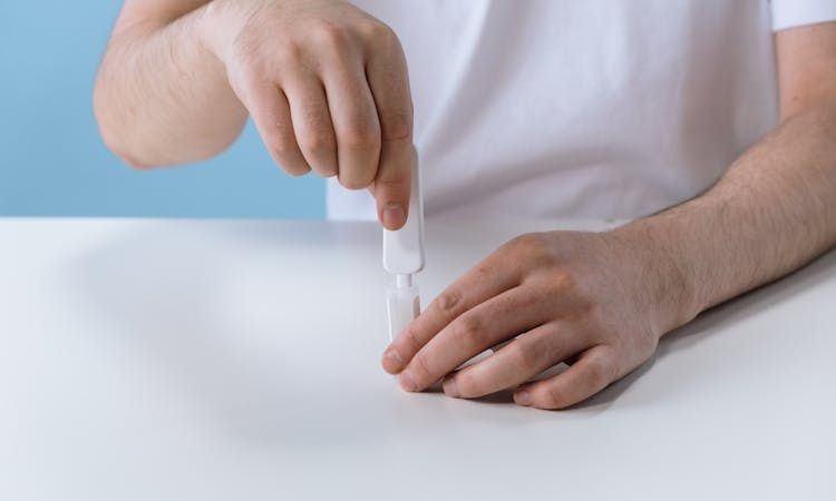 pessoa a fazer o teste de HIV caseiro