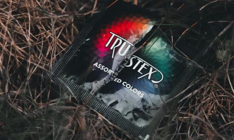 embalagem de preservativo aberta