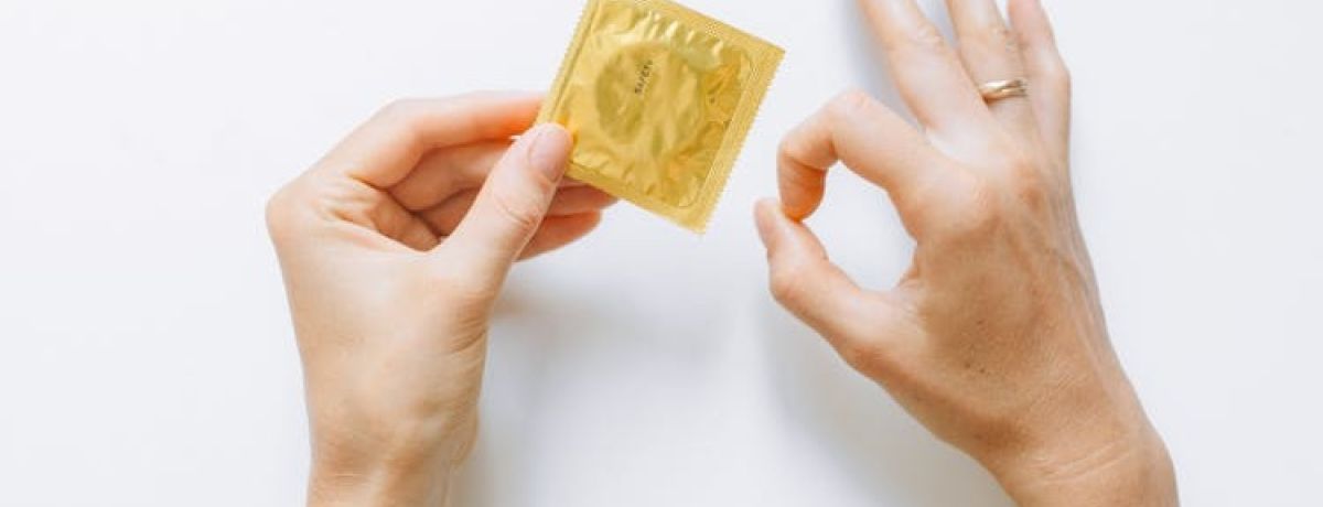 pessoa pega em preservativo fechado