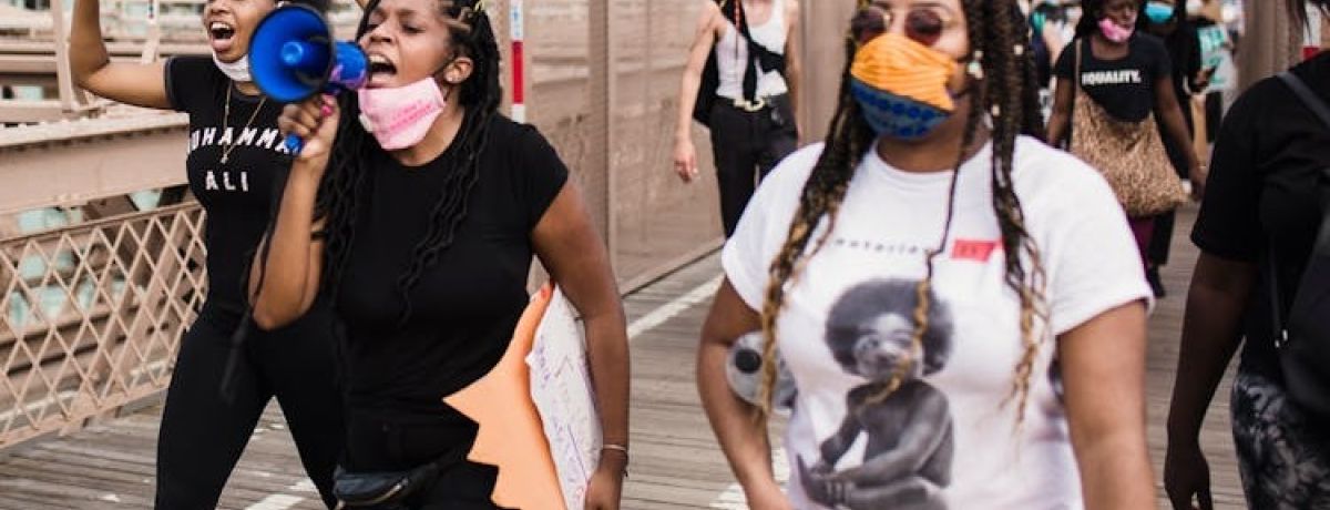 mulheres lutam contra a discriminação de género em passeata