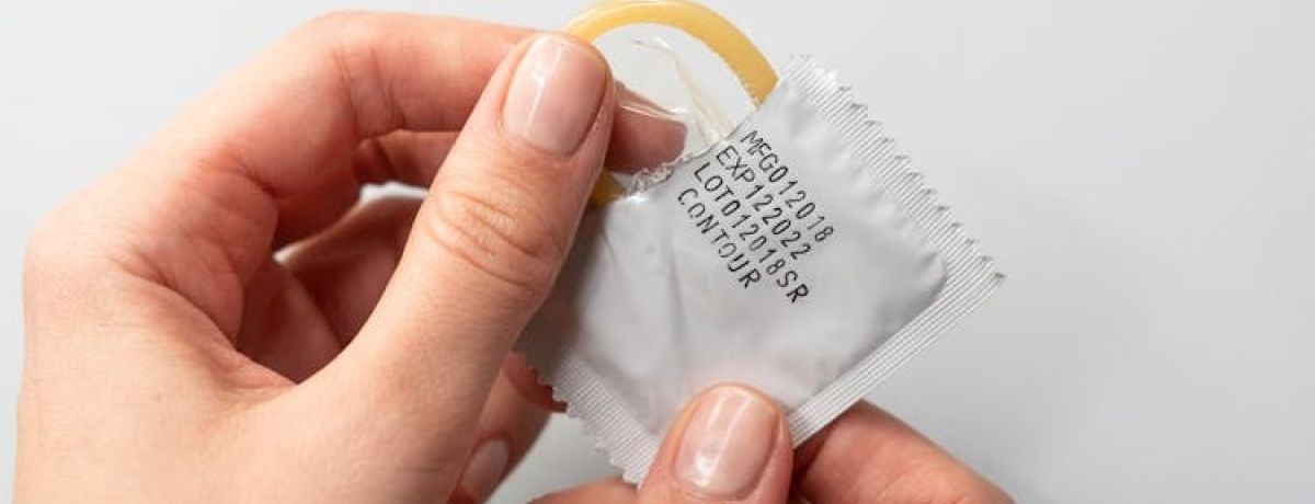 pessoa abre embalagem de preservativo