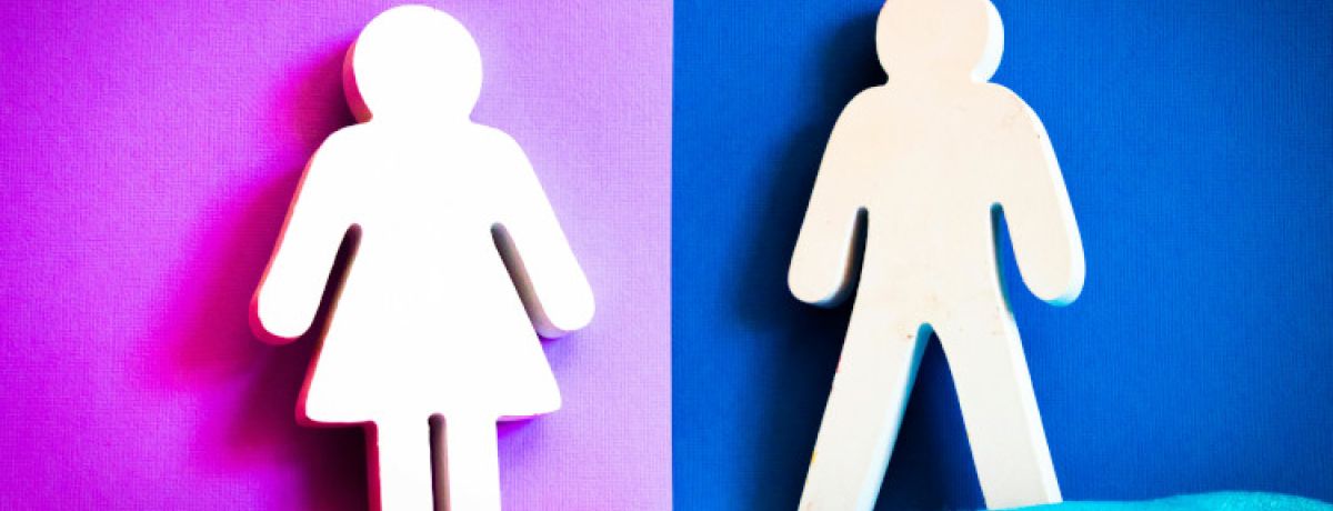 Boneco branco em forma de mulher em fundo lilás e boneco branco em forma de homem em fundo azul.