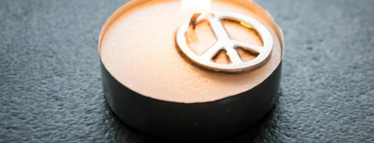 vela acesa com o símbolo da paz