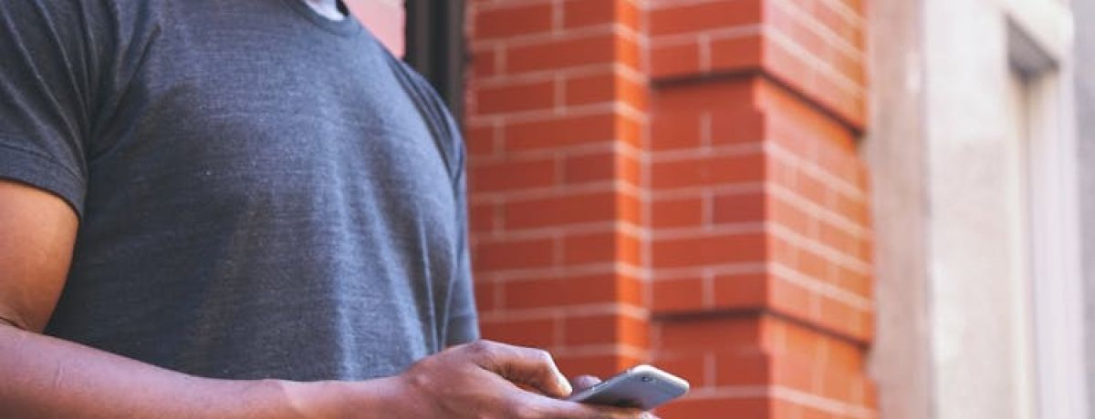 pessoa com telemóvel na mão a marcar consulta no SNS