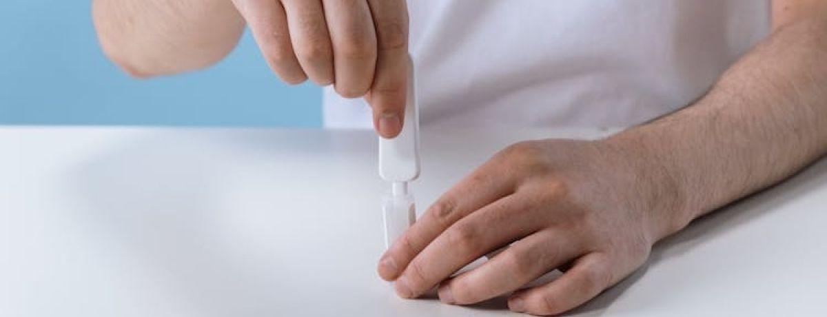 pessoa a fazer o teste de HIV caseiro