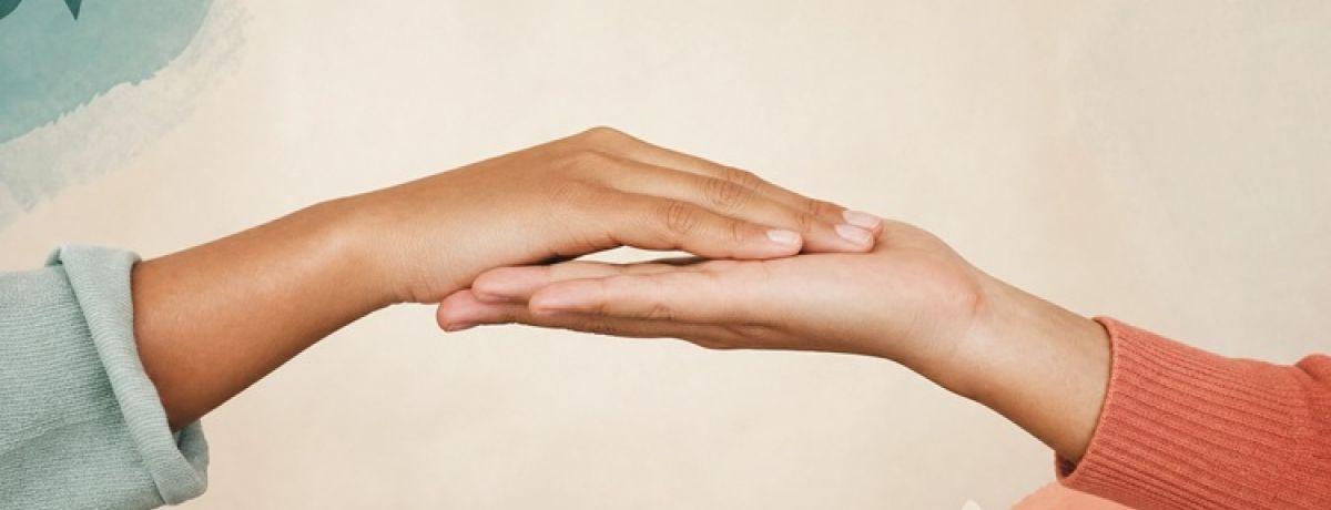 uma pessoa dá a mão a outra em sinal de apoio e ajuda