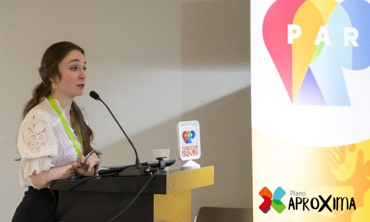 Ativista holandesa Quirine Lengkeek a falar durante o Seminário PAR 2025 no Porto.