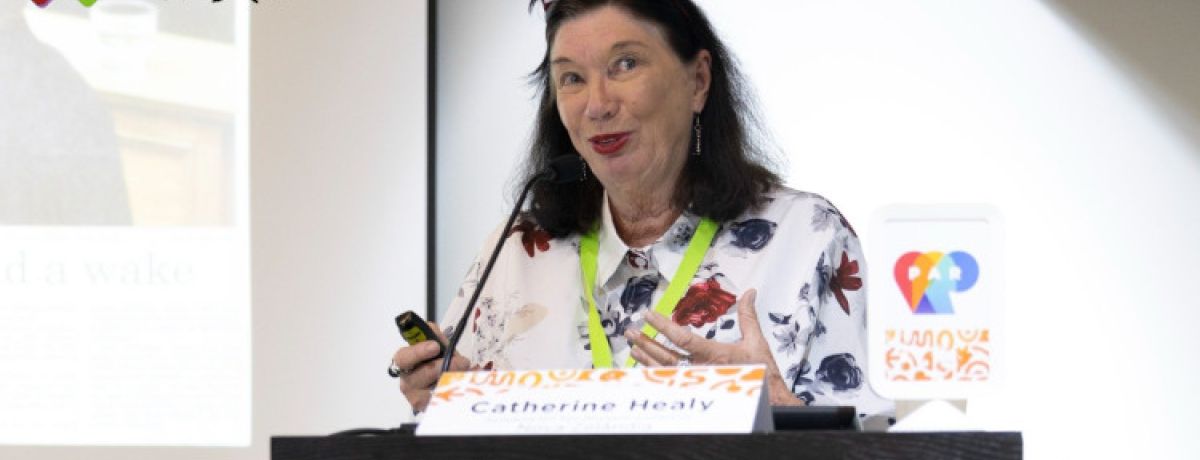 Dame Catherine Healy, co-fundadora do Colectivo de Trabalhadorxs do Sexo da Nova Zelândia, fala durante o seminário PAR 2025 no Porto.