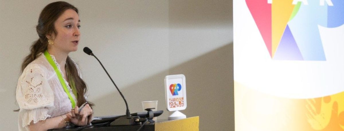 Ativista holandesa Quirine Lengkeek a falar durante o Seminário PAR 2025 no Porto.