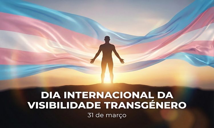 pessoa trans de braços abertos, com bandeira trans por trás, celebrando o dia internacional da visibilidade transgénero