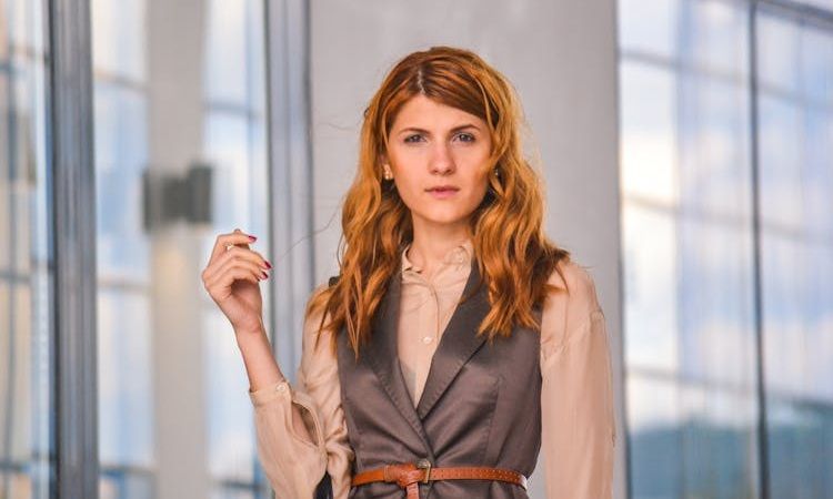 mulher segura e confiante