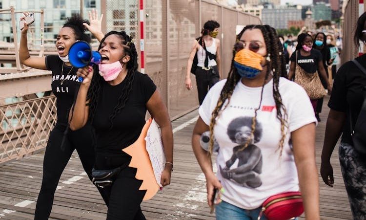mulheres lutam contra a discriminação de género em passeata