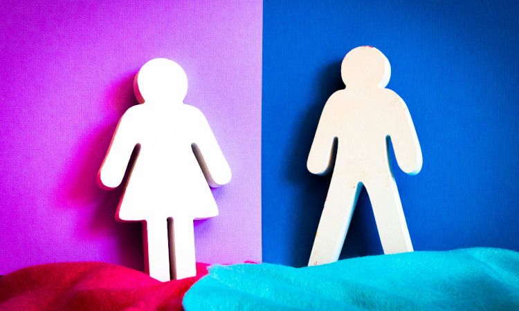 Boneco branco em forma de mulher em fundo lilás e boneco branco em forma de homem em fundo azul.