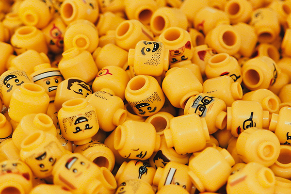 Cabecas de bonecos de legos amarelasmHepatite- inflamação do fígado