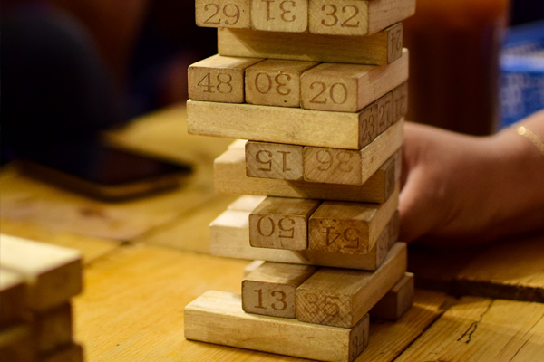 Torre jenga alusiva a Dicas para clientes